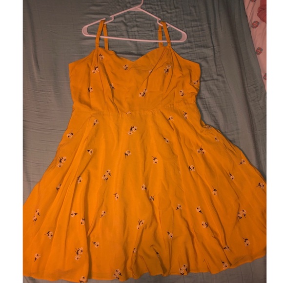 Old Navy Dresses & Skirts - Brand new 💃🏼 yellow floral dress!